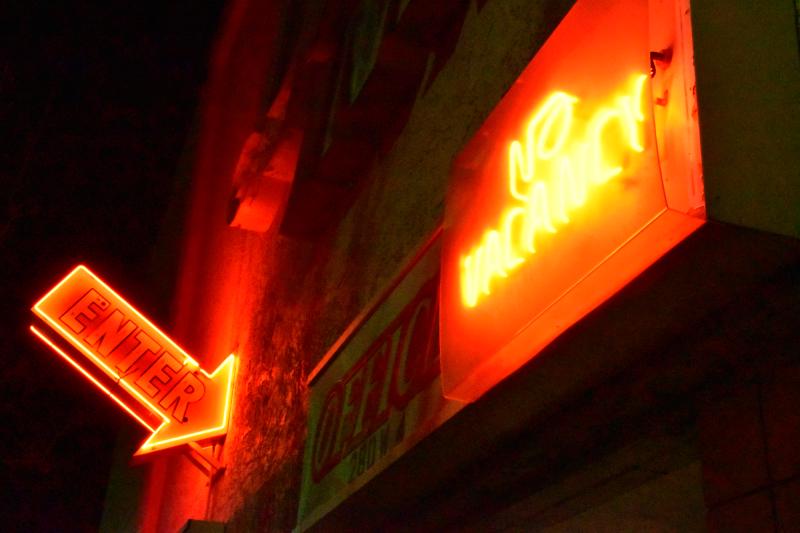 No Vacancy neon sign